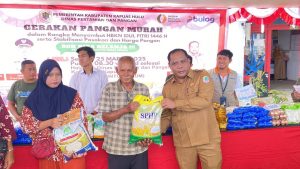 Kepala Dinas Pertanian dan Pangan Kabupaten Kapuas Hulu menyerahkan beras kepada Masyarakat Kapuas Hulu